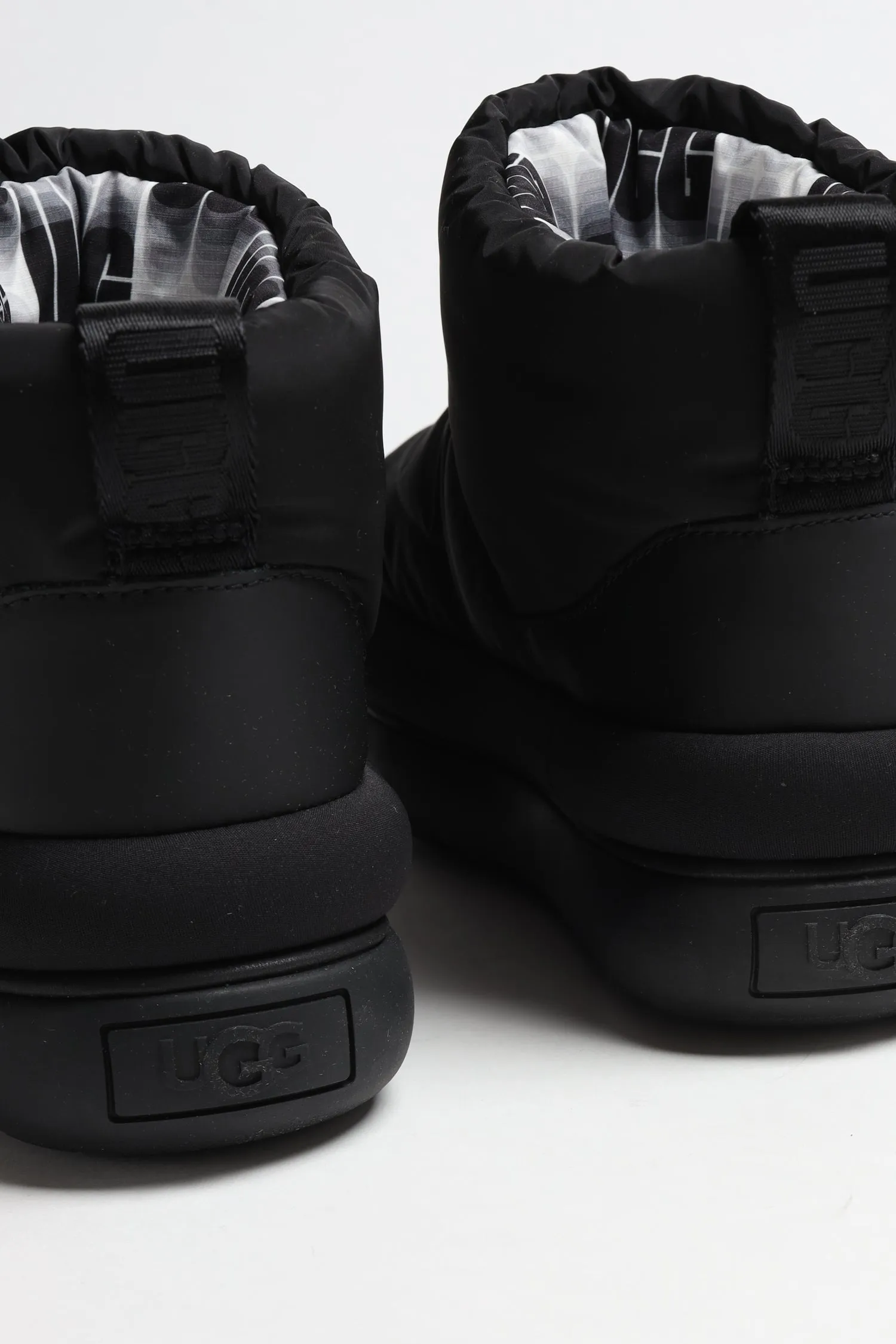 Boots Classic Maxi Mini in Schwarz